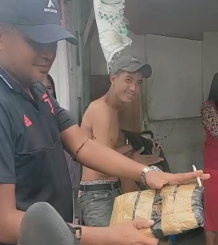 Polsek Bungus Teluk Kabung mengamankan satu paket ganja usai menangkap pelaku sedang menunggu tambal ban. (Foto: Istimewa)