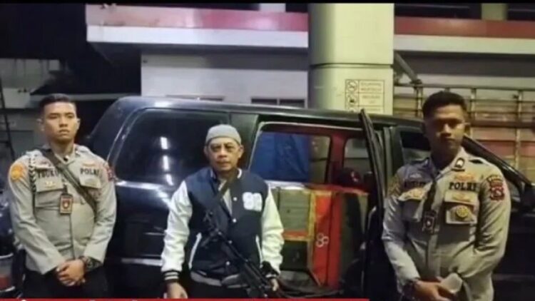 Kapolda Sumatera Barat Irjen Pol Suharyono memanggul senjata laras panjang saat melakdadak di sejumlah SPBU di sejumlah lokasi di provinsi itu pada Selasa malam. (Dok. Polda Sumbar)