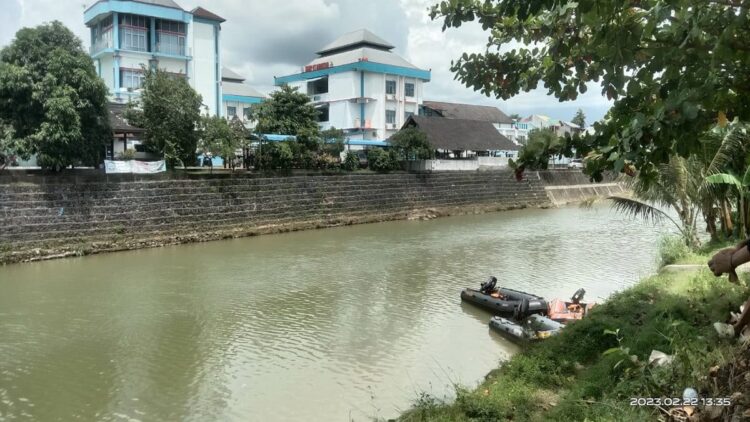Perahu karet dari kepolisian diturunkan mencari pelajar SMK 1 Padang yang hilang sejak Selasa (21/2/2023) sore. (Foto: Dok. Muhammad Aidil)
