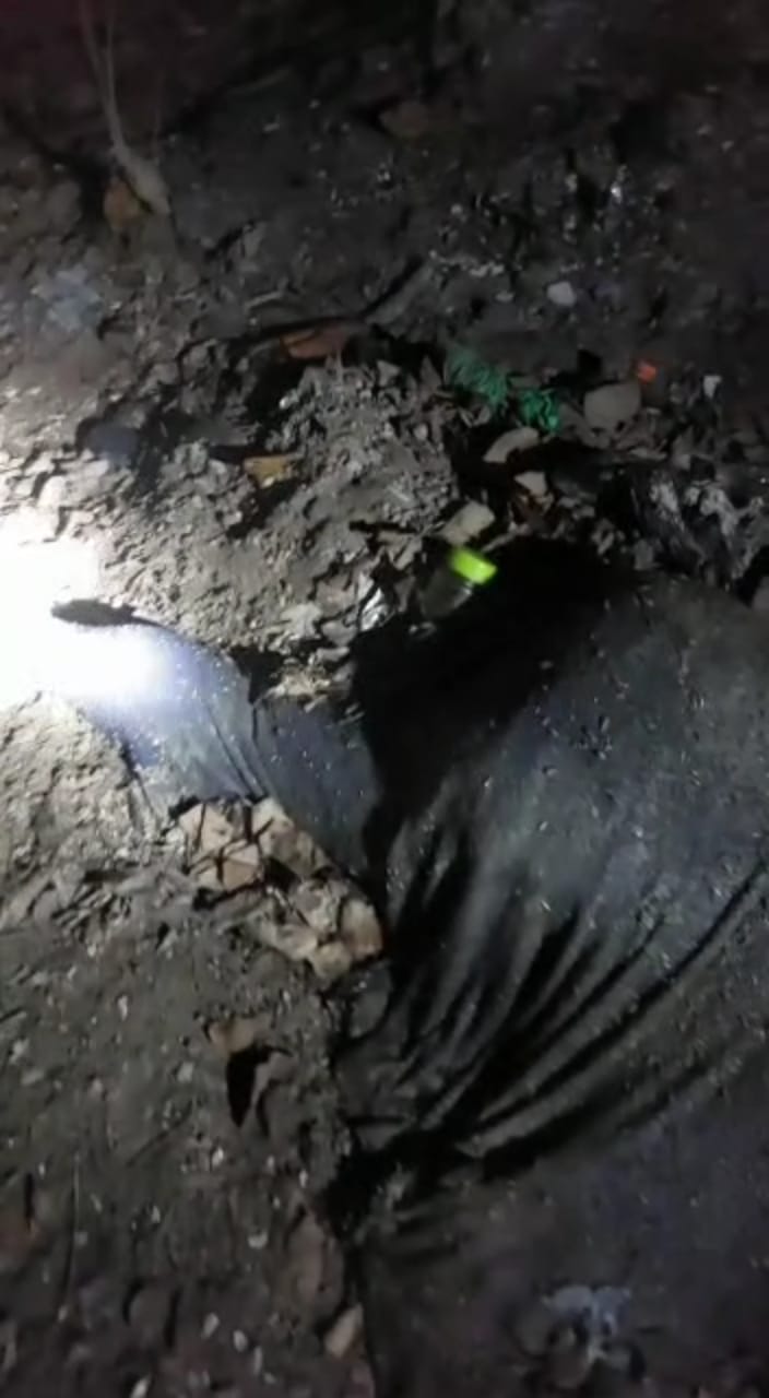 Tak Kunjung Dijemput Keluarga, Jasad Pria Tewas di Pulau Pasumpahan Akhirnya Dimakamkan 1 Penemuan mayat di Pulau Pasumpahan Padang pada Jumat (17/2/2023) malam. (Foto: Dok. Istimewa)