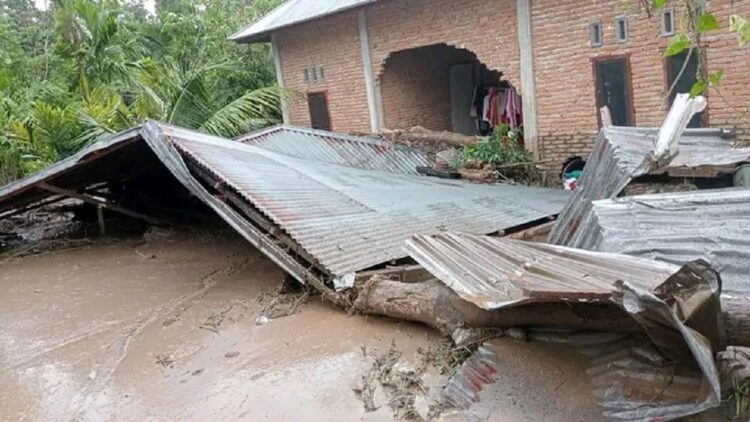Kondisi rumah warga yang terdampak banjir bandang di Malampah Barat, Kabupaten Pasaman pada Rabu (22/2/2023) sore. (Foto: Dok. Istimewa)