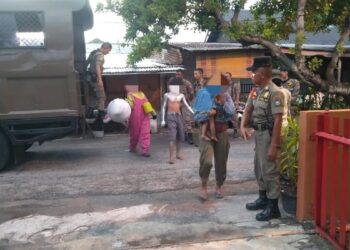 Diduga Terkoordinir, Satpol PP Telusuri "Bos" Badut dan Manusia Silver yang Marak di Padang 5 Diduga Terkoordinir, Satpol PP Telusuri “Bos” Badut dan Manusia Silver yang Marak di Padang