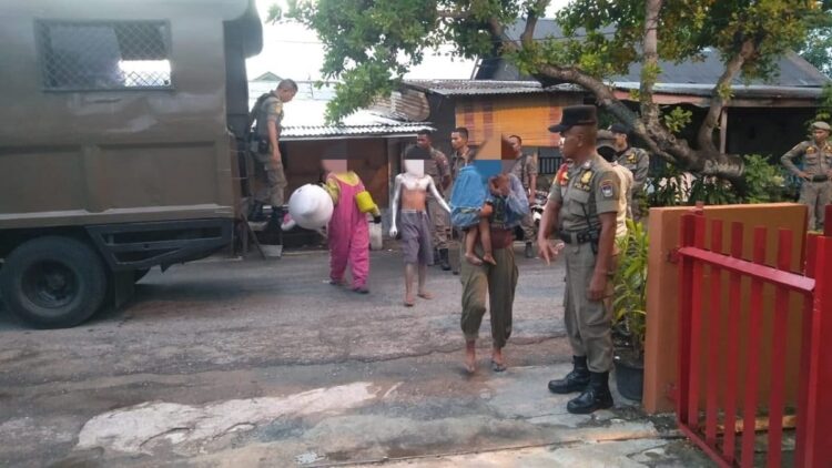Para manusia silver dan badut yang ditangkap pada Rabu (22/2/2023) sore. (Foto: Dok. Satpol PP Padang)