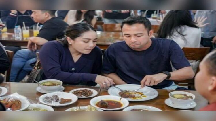 Bertemu Gubernur Sumbar, Raffi Ahmad Disebut-sebut Tertarik Buka Restoran Padang 1 Raffi Ahmad dan Nagita Slavina mencicipi menu masakan Padang. (Foto: Dok. RM Pagi Sore)