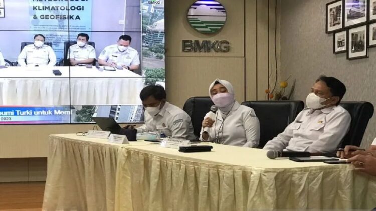 Banyak Sesar Geser di Indonesia Mirip Gempa Turki, BMKG Ingatkan Potensi Ancamannya 1 Kepala Badan Meteorologi, Klimatologi dan Geofisika Dwikorita Karnawati dalam konferensi pers Analisis Pembelajaran Gempa Bumi Turki Untuk Membangun Kesadaran, Mitigasi, dan Kesiapsiagaan Masyarakat Terhadap Potensi Kegempaan di Indonesia di Kantor BMKG Jakarta, Kamis (23/2/2023). (Antara/Devi Nindy)