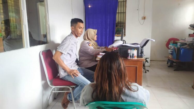 Pasangan kekasih di luar ikatan pernikahan diamankan warga di kawasan Andalas, Kecamatan Padang Timur pada Jumat (24/2/2023) pagi menjalani pemeriksaan. (Foto: Dok. Satpol PP)