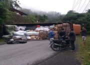 Diduga Patah As Roda, Truk Terbalik di Rambatan Tanahdatar