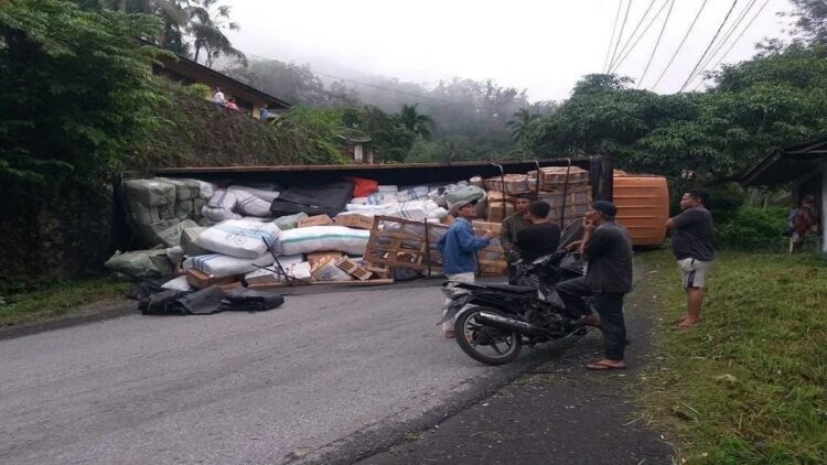 Truk terbalik dan melintang di jalan di Kabupaten Tanahdatar. (Foto: Istimewa)