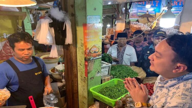 Wakil Menteri Perdagangan Jerry Sambuaga mengunjungi Pasar Raya Kota Padang pada Sabtu (25/2) (ANTARA/Mario SN)