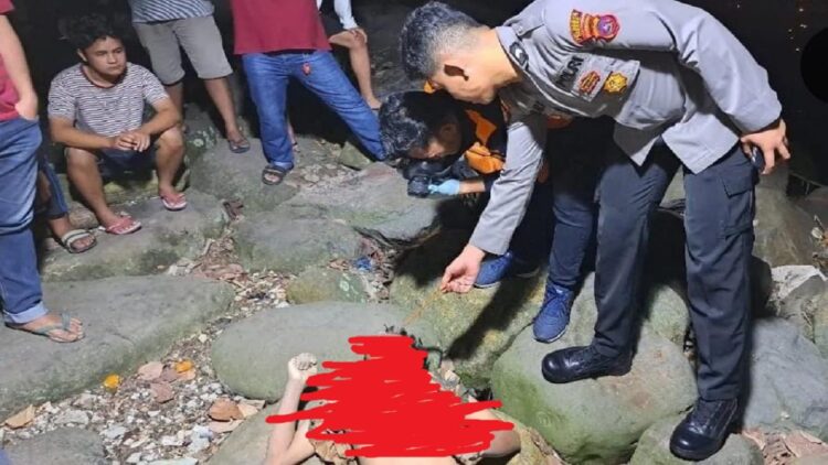 Mayat pria ditemukan mengapung di Pakit Ujung Batu, Kota Padang. (Foto: Istimewa)