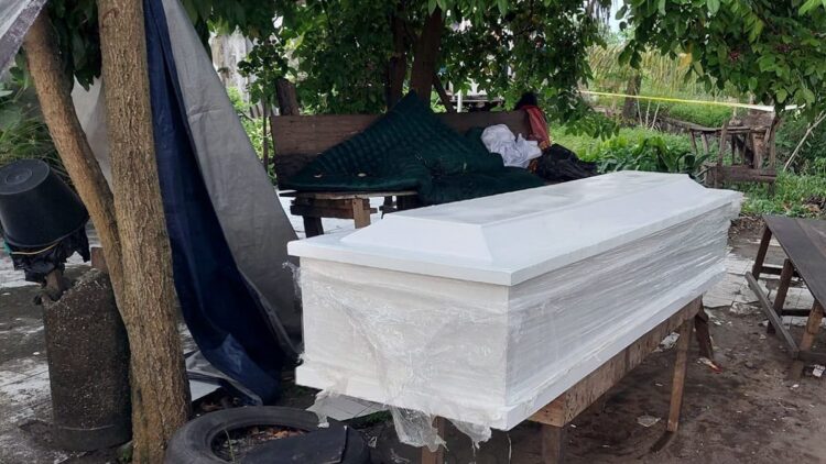 Proses ekshumasi mayat seorang pria yang tewas di Pulau Pasumpahan. (Foto: Dok. Istimewa)