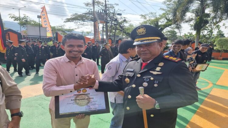 Penghargaan dari Basarnas dalam rangka HUT ke-51 tahun kepada wartawan Radarsumbar.com. (Foto: Dok. Kantor SAR Padang)