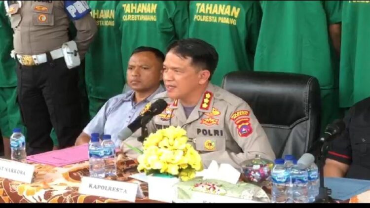 Kapolresta Padang Kombes Pol Ferry Harahap saat jumpa pers, Selasa (28/2/2023). (Foto: Dok. Polresta Padang)