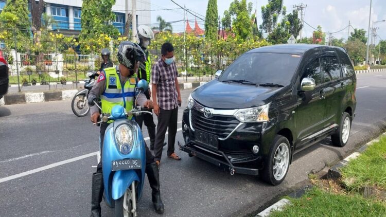 Unit Gatur Satlantas Polresta Padang menghentikan kendaraan yang tak memakai pelat nomor. (Foto: Dok. Polresta Padang)
