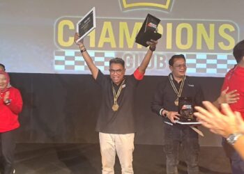Yesias Petrus Boeboe saat memegang penghargaan untuk IOH. (Dok. Istimewa)