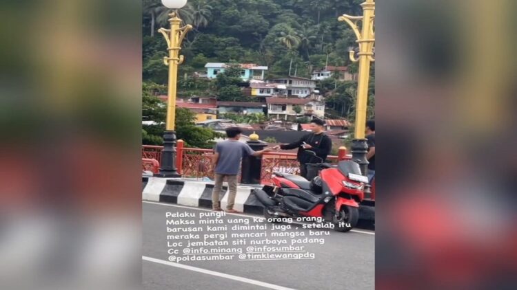 Aksi Pemalakan di Objek Wisata Padang kembali Terjadi, Warganet Sebut Ini 1 Tangkapan layar pelaku pungli di Jembatan Siti Nurbaya Padang. (Foto: Dok. TikTok/@axsaxavier)
