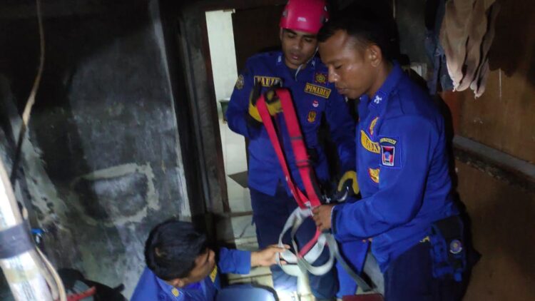 Aksi Heroik Damkar Evakuasi Kucing di Padang Tuai Pujian 1 Evakuasi kucing di kawasan Bypass Koto Panjang Ikua Koto (KPIK), Kecamatan Koto Tangah, Kota Padang pada Selasa (31/1/2023) malam. (Dok. Dinas Damkar Padang)