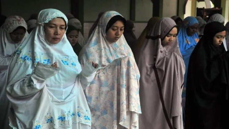Sejumlah guru dan siswa berdoa bersama bagi para korban gempa Turki dan Suriah saat shalat gaib dan istighosah di Madrasah Aliyah Negeri (MAN) 2 Kudus, Desa Prambatan Kidul, Kudus, Jawa Tengah, Selasa (7/2/2023). ANTARA FOTO/Yusuf Nugroho/hp. (ANTARA FOTO/YUSUF NUGROHO)