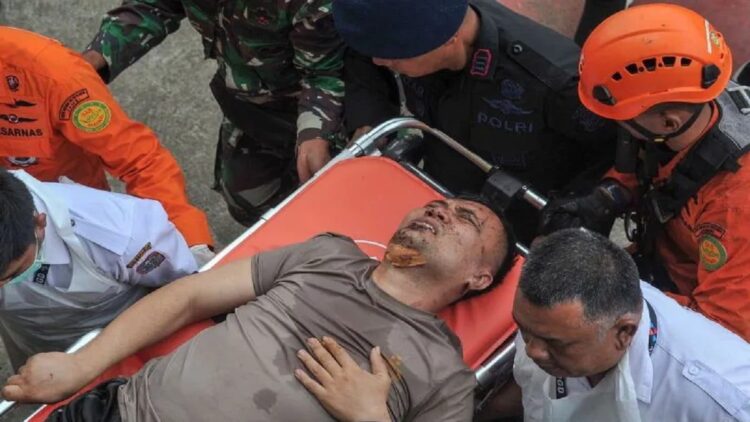 Petugas mengevakuasi ADC Kapolda Jambi Briptu Aditya menggunakan tandu setibanya di Stadion Merangin, Jambi, Selasa (21/2/2023). ANTARA FOTO/Wahdi Septiawan/nym