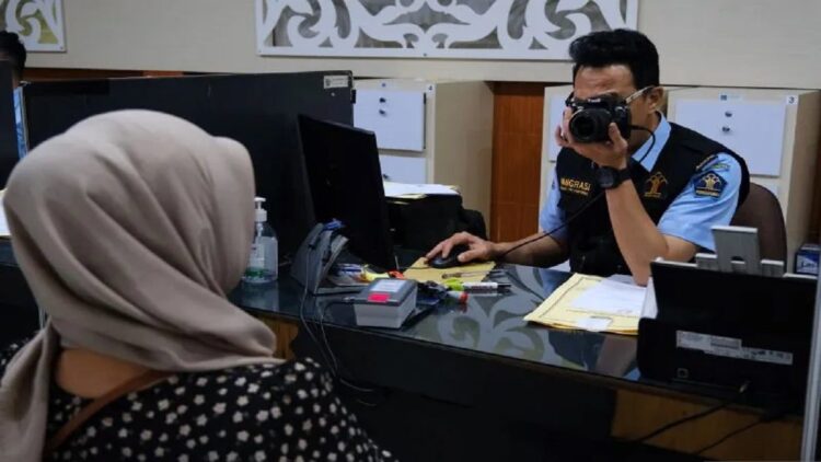 Petugas merekam data pemohon untuk pembuatan paspor di Kantor Imigrasi Kelas I TPI Pontianak, Kalimantan Barat, Selasa (7/2/2023). ANTARA FOTO/Jessica Helena Wuysang/aww