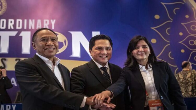 Ketua Umum PSSI terpilih Erick Thohir (tengah), Wakil Ketua Umum PSSI terpilih Zainudin Amali (kiri) dan Ratu Tisha (kanan). ANTARA FOTO/Aprillio Akbar/hp.