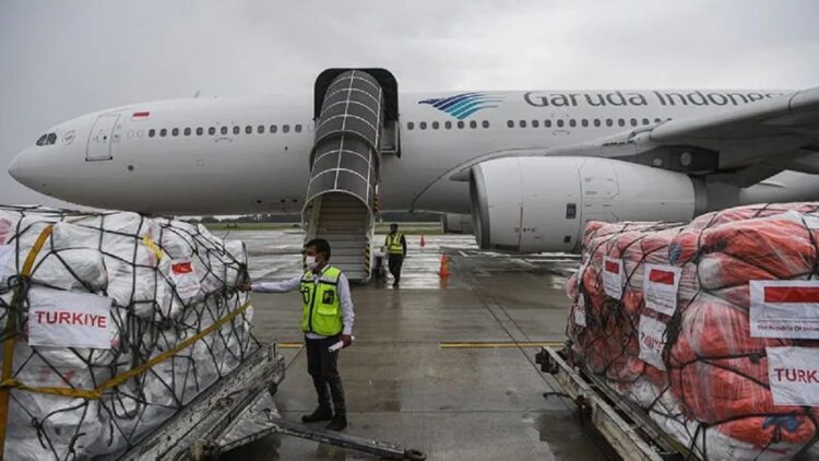 Petugas mengecek bantuan korban gempa yang akan dikirimkan ke Turki dan Suriah di Pangkalan TNI AU Halim Perdanakusuma, Jakarta Timur, Selasa (21/2/2023). (ANTARA FOTO/Sigid Kurniawan/rwa)