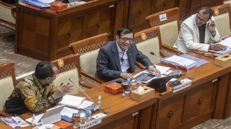Menkum HAM Yasonna H. Laoly bersama Ketua PPATK Ivan Yustiavandan (kiri) dan Wamenkumham Edward Omar Sharif Hiariej (kanan) menyampikan paparannya saat mengikuti Rapat Kerja Anggaran dengan Komisi III DPR di Kompleks Parlemen, Senayan, Jakarta, Kamis (25/8/2022). ANTARA FOTO/Muhammad Adimaja/hp. (ANTARA FOTO/MUHAMMAD ADIMAJA)