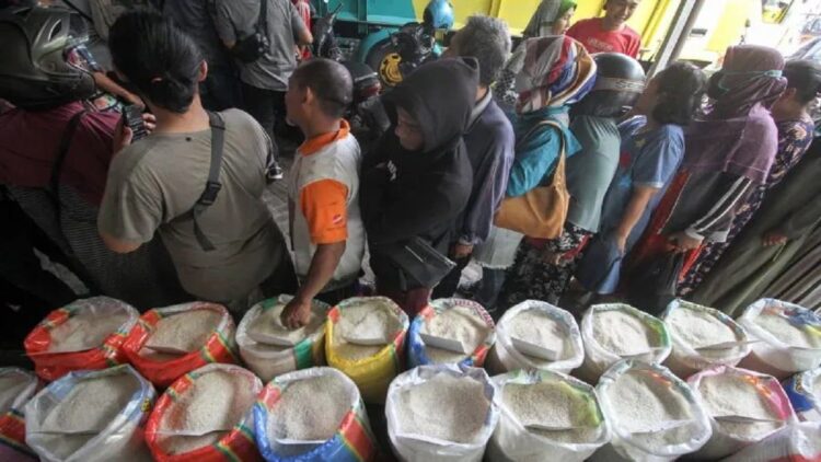 Hadapi Lonjakan Harga, Pemerintah Salurkan Beras Impor ke Pelbagai Daerah 1 Warga antre membeli beras saat pelaksanaan Stabilisasi Pasokan dan Harga Pangan (SPHP) beras di Pasar Larangan Sidoarjo, Jawa Timur, Minggu (5/2/2023). ANTARA FOTO/Umarul Faruq/tom.