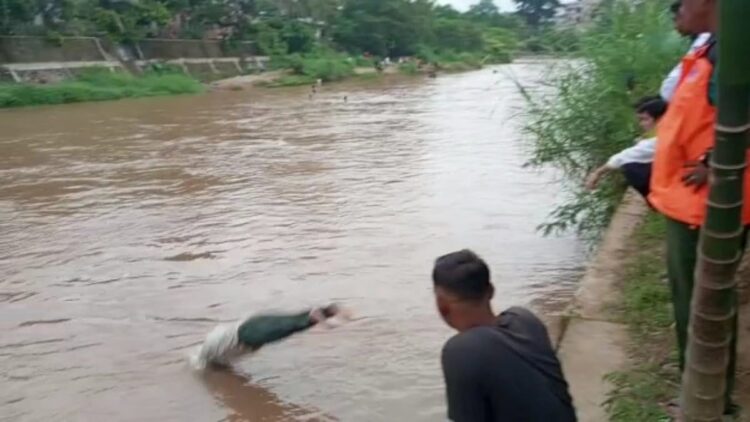 Tangkapan layar Kabid KL BPBD Kota Padang, Basril melompat mencari pelajar SMK 1 Padang yang hilang pada Selasa (21/2/2023) sore. (Foto: Dok. Pusdalops PB)