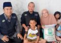 Pembina Risalah Charity Mulyadi Muslim dan tim RC bersama Mega dan anak-anaknya di Koto Tangah, Padang saat pemberian beras bantuan bulanan. (Dok. Ar Risalah)