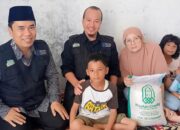 Pemberian Beras dari Risalah Charity, Mulyadi Muslim: Belajar Banyak dari Ibu Tangguh Koto Tangah