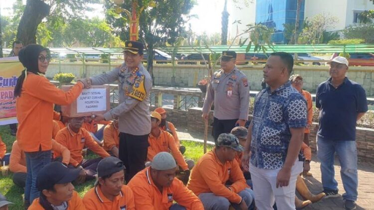 Puluhan Petugas Kebersihan curhat dengan Kapolresta Padang 1 Jumat curhat Kapolresta Padang dan penyerahan bantuan untuk petugas kebersihan. (Dok. Istimewa)