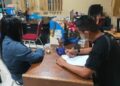 Salah satu perempuan yang diduga kuat menjual diri di MiChat diperiksa petugas. (Foto: Dok. Satpol PP Padang)