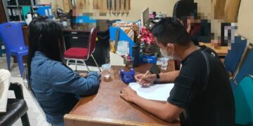 Lagi 'Jualan', Dua Cewek MiChat Diamankan Satpol PP di Padang 8 Salah satu perempuan yang diduga kuat menjual diri di MiChat diperiksa petugas. (Foto: Dok. Satpol PP Padang)