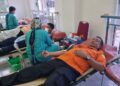 Kepala Kantor SAR Padang, Abdul Malik ikut donor darah dalam rangka hari jadi Basarnas ke-51 tahun. (Foto: Dok. Basarnas)