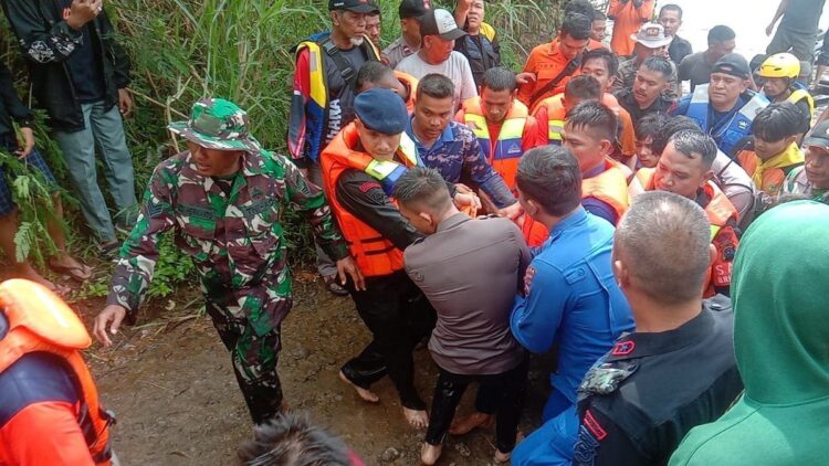 Pelajar yang Hanyut di Sungai Kuranji Ditemukan Meninggal 1 Evakuasi jasad Akhdan saat ditemukan di Sungai Kuranji Padang, Rabu (22/2/2023) siang. (Foto: Dok. Muhammad Aidil)