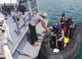 Evakuasi satu orang yang ditemukan meninggal dunia di Pulau Bintangua, Kabupaten Pessel. (Foto: Dok. Istimewa)