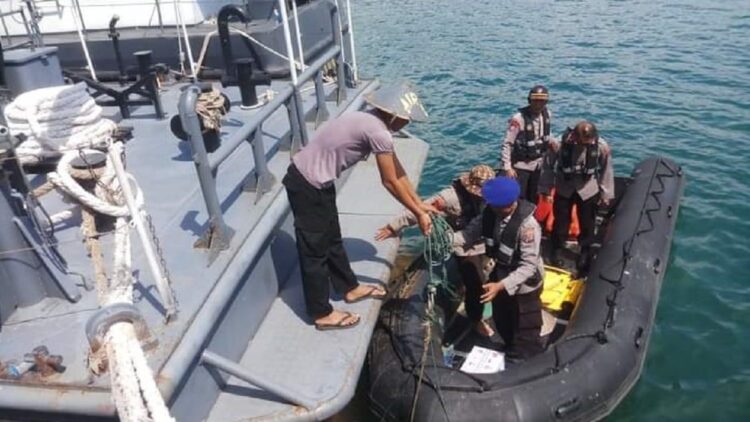 Sosok Tubuh Manusia Ditemukan Mengapung di Pulau Bintangua 1 Evakuasi satu orang yang ditemukan meninggal dunia di Pulau Bintangua, Kabupaten Pessel. (Foto: Dok. Istimewa)