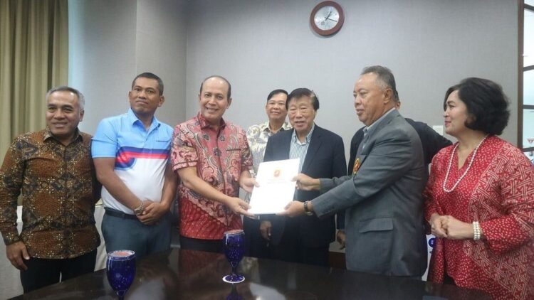 Kepala Badan Nasional Penanggulangan Terorisme Boy Rafli Amar (ketiga dari kiri) menyerahkan dokumen pendaftaran bakal calon Ketua Umum PB PGI periode tahun 2023-2027 kepada Tim Penjaringan dan Penyaringan Calon Ketua Umum PB PGI di Pondok Indah Golf Course, Jakarta, Kamis (9/2/2023). Ketua Umum PGI Murdaya Po (tengah) turut menyaksikan pendaftaran tersebut. (Foto: Kompas.id)