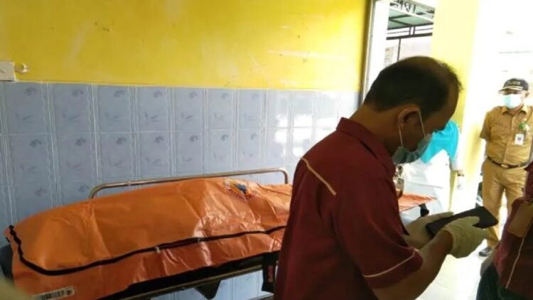 Tak Punya Identitas, Disdukcapil Agam Bantu Polisi Identifikasi Korban Tabrak Lari 1 Tim dari Disdukcapil Agam sedang mendata jasad korban di kamar mayat RSUD Lubukbasung, Selasa (14/2). (ANTARA/HO-Disdukcapil Agam)