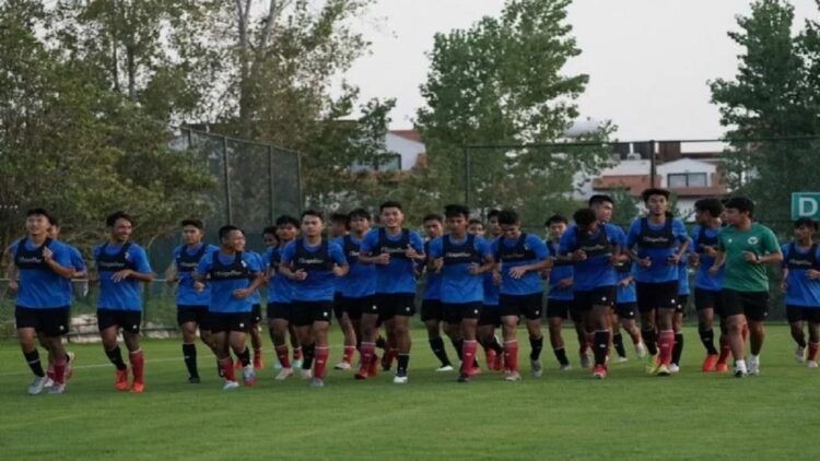 Pemain timnas U-18 Indonesia berlatih di Antalya, Turki, Rabu (17/11/2021). Di Turki, timnas U-18 menjalani pemusatan latihan (TC) dan tiga laga uji coba sebagai persiapan menuju Piala Dunia U-20 tahun 2023. (ANTARA/HO/PSSI)