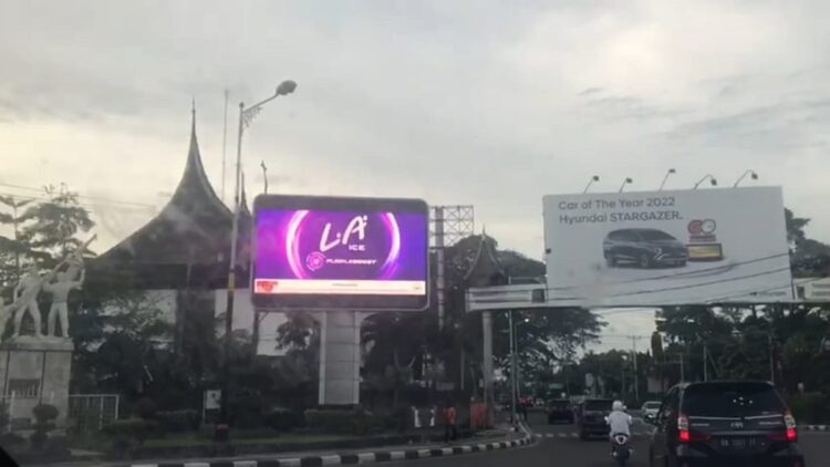 Soal Videotron Iklan Rokok di Padang, Satpol PP Ngaku Belum Diminta Menertibkan 1 Iklan rokok kembali tayang di ruas jalan utama Kota Padang sebelum waktunya pada Kamis (2/2/2023) petang. (Foto: Dok. Istimewa)