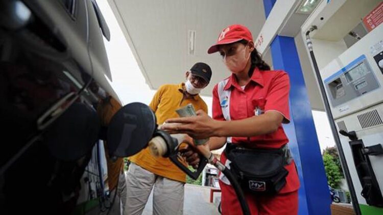 Polres Agam Selidiki Adanya Indikasi Pengoplosan BBM di SPBU Tiku Selatan 1 Seorang petugas mengisi BBM ke kendaraan seorang pelanggan. (Foto: Dok. Muhammad Aidil)