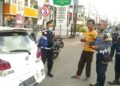 Petugas Dishub Kota Padang memberi imbauan kepada salah seorang tukang parkir yang mengenai badan jalan. (Dok. Dishub Padang)