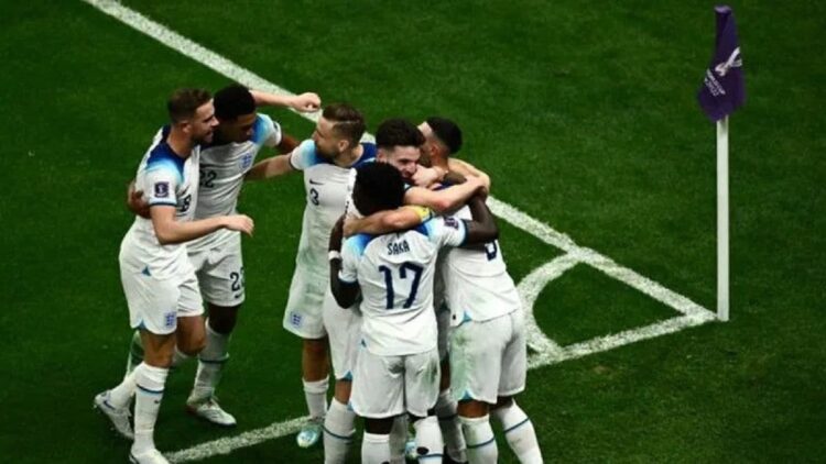 Striker Inggris Harry Kane merayakan golnya bersama rekan-rekan satu tim dalam pertandingan keempat babak 16 besar antara Inggris dan Senegal di Stadion Al-Bayt di Al Khor, Doha, Qatar. pada 4 Desember 2022. ANTARA/AFP/JEWEL SAMAD/pri. (ANTARA/AFP/JEWEL SAMAD)