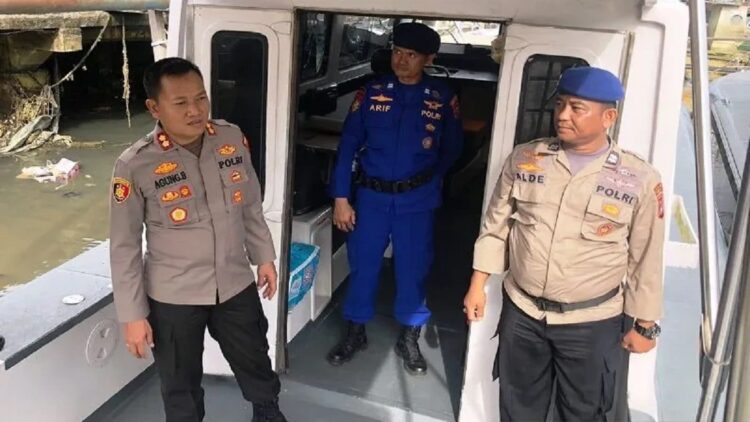 Kepala Polres Pasaman Barat AKBP Agung Basuki saat melakukan kunjungan ke Air Bangis melihat kondisi kapal Satpol Air dan ke daerah perbatasan dalam rangka memberikan motifasi kepada anggota untuk meningkatkan pengawasan. (Antara/HO-Humas Polres Pasbar)