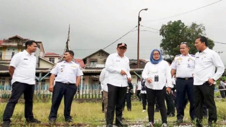 Pemko Padangpanjang Wacanakan Stasiun Kereta di Silaing Atas jadi Destinasi Wisata 1 Sekretaris DJKA Kemenhub Yennesi Rosita, didampingi Sekdako Sonny Budaya Putra, meninjau stasiun KA Nonaktif kelas II Padang Panjang. (ANTARA/Isna)