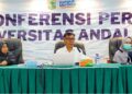 Wakil Rektor 1 Unand, Mansyurdin (tengah) memberikan keterangan pers terkait penerimaan mahasiswa baru Unand tahun 2023. (Foto: Dok. Istimewa)