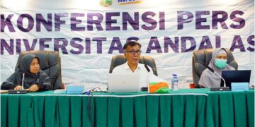 Unand Terima 7.350 Mahasiswa Baru Tahun 2023 8 Wakil Rektor 1 Unand, Mansyurdin (tengah) memberikan keterangan pers terkait penerimaan mahasiswa baru Unand tahun 2023. (Foto: Dok. Istimewa)