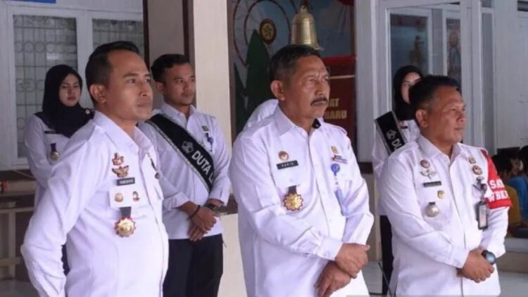 Kakanwil Kemenkumham Sumbar Apresiasi Pencanangan Lapas Suliki Berbasis Pesantren 1 Kepala Kanwil Kemenkumham Sumbar Haris Sukamto didampingi Kalapas Suliki Kamesworo saat mengunjungi Lapas Kelas III Suliki. (Antara/HO-Lapas Suliki)